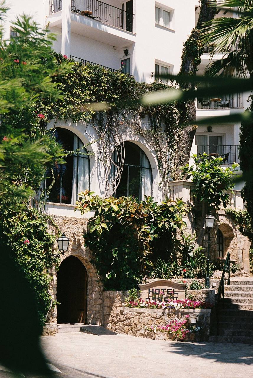 Hotel Bonsol exterior with ivy