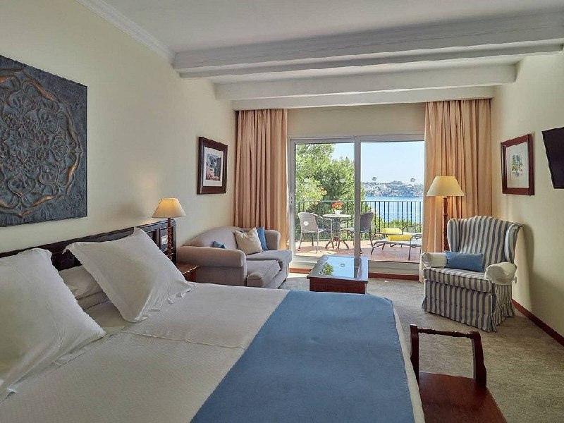 Twin room interior